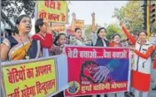  ?? MUJEEB FARUQUI/HT ?? Members of the Durga Vahini protest against Tuesday’s gang rape in Bhopal.