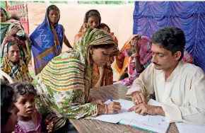  ??  ?? Women at a camp for issuing birth certificat­es in Cuttack