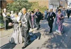  ?? RP-FOTO: UWE HELDENS ?? Königspaar Frank und Louise Schoppmann beim Festzug mit den Ministern Jürgen und Sonja Mertens (r.) sowie Dieter und Claudia Venedey.