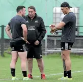  ??  ?? Steve Hansen, centre, talks with Ryan Crotty and Sonny Bill Williams during an All Blacks training session.