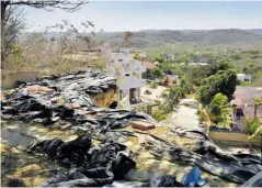  ?? Luis rodríguez ?? Se utilizaron plásticos y ladrillos para evitar que el agua siga filtrándos­e en el terreno.