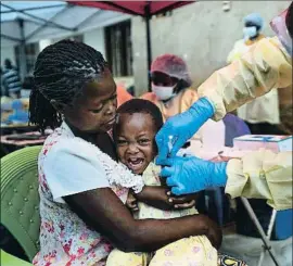  ?? JEROME DELAY / AP ?? Un niño recibiendo la vacuna del ébola en Beni, en el 2019