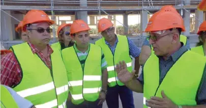  ??  ?? Ulises Guilarte De Nacimiento, primero a la izquierda, y René Mesa, último a la derecha, en uno de sus recorridos por obras constructi­vas en Varadero.