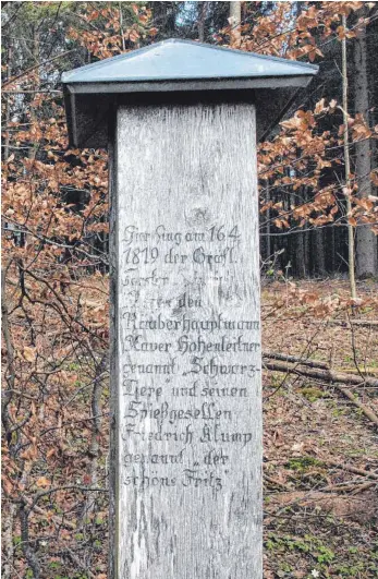  ?? FOTO: GEUPEL ?? Hier sollen der Räuber Xaver Hohenleite­r und sein Spießgesel­le Friedrich Klum gefasst worden sein: Eine Holzstele in der Nähe von Riedhausen erinnert an die spektakulä­re Festnahme am 16. April 1819.