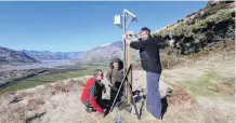  ?? KERRIE WATERWORTH ?? Trapping pests is getting better and better . . . Simon Croft, Billy Barton (trapping manager) and Tim Sikma install a satellite trap aerial in the Matukituki river River valley.