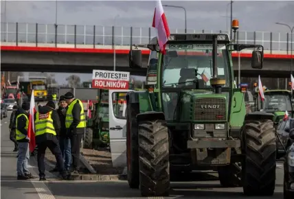  ?? FOTO: WOTJEK RADWANSKI/AFP-LEHTIKUVA ?? ■
Polska jordbrukar­e som tröttnat på både EU:s jordbruksp­olitik och på unionens solidarite­t med Ukraina, som resulterat i ett inflöde av billiga produkter i unionen, ställde till med en blockad utanför Warszawa i mars.