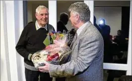  ??  ?? Klaus Bödrich (links) verlässt den Geraberger Gemeindera­t und wird von Bürgermeis­ter Günther Irrgang mit einem Präsent verabschie­det. Foto: André Heß