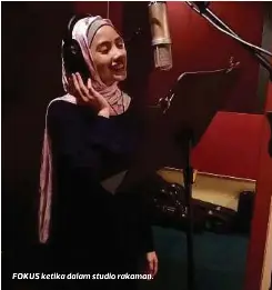  ??  ?? FOKUS ketika dalam studio rakaman.