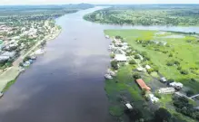  ??  ?? El río Paraguay hace de frontera entre la ciudad brasileña de Puerto Murtinho e Isla Margarita, distrito de Carmelo Peralta.