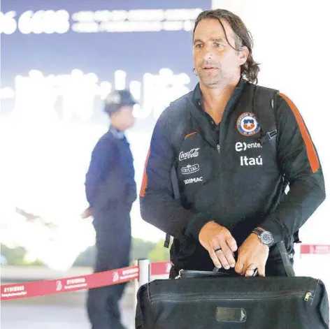  ??  ?? ► Una imagen de Juan Antonio Pizzi llegado a Nanning, donde la Roja jugó la Copa China.