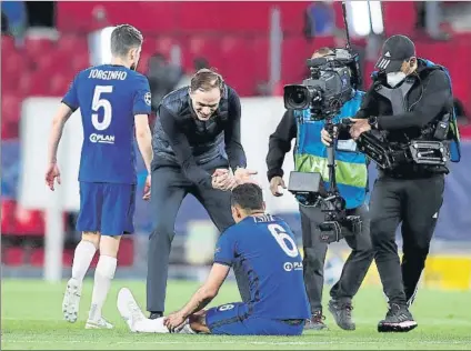  ?? FOTO: GETTY ?? Tuchel ayuda a Thiago Silva a levantarse tras el esfuerzo que hizo el Chelsea frente al Porto
Hoffenheim, 0