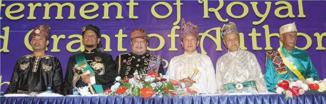  ?? (Mindanao Examiner Photo) ?? The Royal Council of the Sulu Sultanate composed of Sultans Ibrahim Bahjin, Muedzul-lail Tan Kiram, Mohammad Venizar Julkarnain Jainal Abirin, Muizuddin Jainal Abirin Bahjin and Phugdalun Kiram II with newly designated Special Envoy, Dr Sakur Tan now...