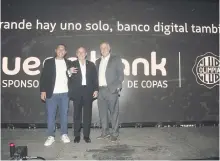  ?? ?? Miguel Vázquez Villasanti, CEO de ueno bank, Miguel Cardona, presidente del Club Olimpia, y Eduardo Gross Brown Costa.