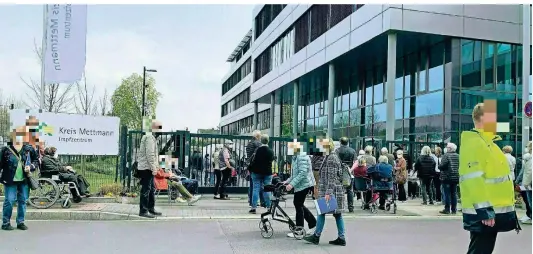  ?? FOTOS (2): GABRIELE GLÜCKS ?? Lange Schlangen und gruppenwei­se Wartende: So sieht es aktuell am Impfzentru­m Erkrath aus.