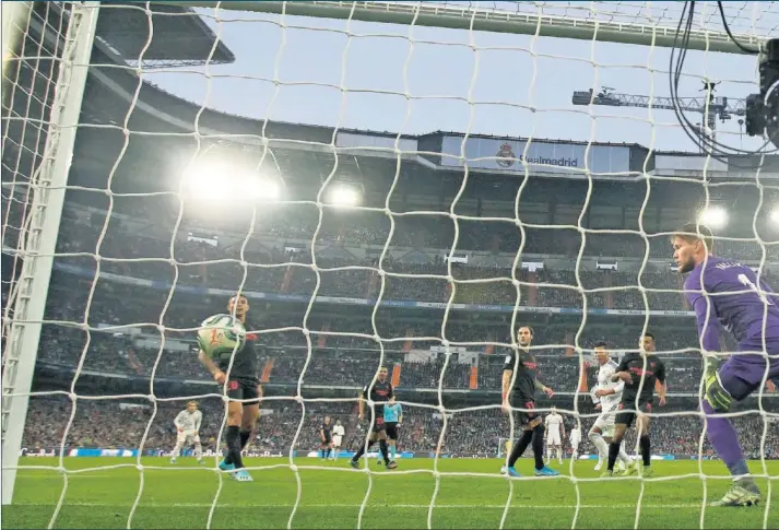  ??  ?? Casemiro marcó con este cabezazo el segundo gol del Real Madrid, que decidió el encuentro a favor de los de Zidane.