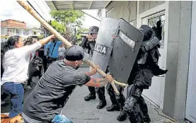  ?? AP ?? Violencia. Parientes de los presos se enfrentan con la Policía.