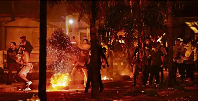  ?? Rodrigo Urzagasti - 15.out.19/Reuters ?? Manifestan­tes entram em conflito com a polícia em Santa Cruz de la Sierra, na Bolívia, após evento de campanha do atual presidente do país, Evo Morales