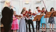  ??  ?? Alexandra Jörg leitet das Violinen Ensemble, das – wie die übrigen Musiker und Tän zer – zum Gelingen des Festes beitrug.