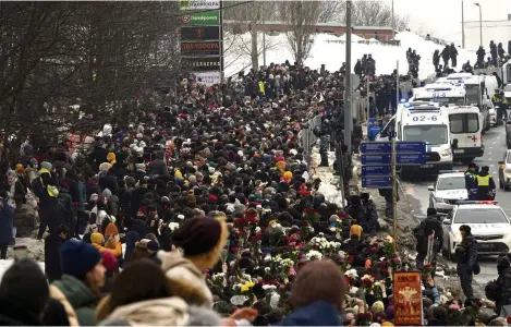  ?? (MOSCOU, 1ER MARS 2024/AP PHOTO) ?? La police anti-émeute, présente en nombre tout au long du cortège funéraire, a parsemé la zone de barrières de sécurité.