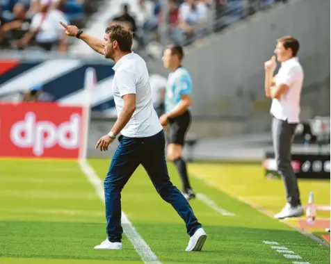  ?? Foto: Arne Dedert, dpa ?? Markus Weinzierl wirkte in Frankfurt mitunter, als wollte er selbst mitkicken. Am Ende war der Trainer des FC Augsburg mit dem 0:0 zufrieden – ebenso wie Eintracht‰Coach Oliver Glasner (rechts).