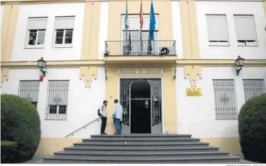  ?? REPORTAJE GRÁFICO: JUAN AYALA ?? Un par de alumnos de la UCO conversa en la entrada principal de la Facultad de Derecho.