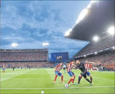  ??  ?? ARTE. La imagen del regate de Benzema en el escenario de claroscuro­s del Calderón dio la vuelta al mundo.