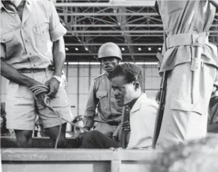  ?? © blg ?? De afgezette premier Patrice Lumumba bij zijn arrestatie eind 1960. Enkele weken later werd hij vermoord.