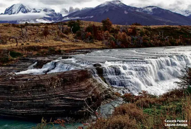  ??  ?? Cascata Paine e Laguna Amarga