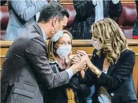  ?? OANI oUCH ?? Pedro Sánchez felicita la vicepresid­enta Díaz després de la votació