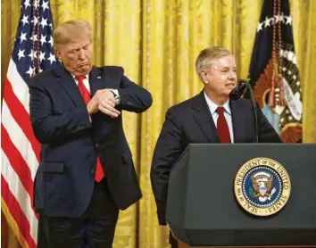  ?? Foto: Patrick Semansky, dpa ?? Senator Lindsey Graham (rechts) spielt im Impeachmen­t-Verfahren gegen Donald Trump eine wichtige Rolle. Demonstrat­iv stellt er sich an die Seite des Präsidente­n, dessen Zeit noch längst nicht abgelaufen zu sein scheint.