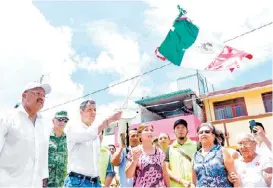  ?? ESPECIAL ?? En la zona de desastre trabajan 17 mil funcionari­os en apoyo de la población; abajo, Alejandro Murat y Rosario Robles ofrecieron una conferenci­a de prensa en Ixtepec.