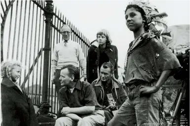  ?? Tiger Bay ?? Above Hayley Mills (centre) standing behind her father, John Mills, on the set of