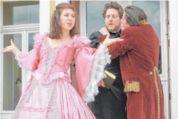  ?? FOTO: THEATER AALEN/PETER SCHLIPF ?? Ein wahrer Hingucker: die Kostüme von Birgit Barth. Unser Bild zeigt Mirjam Birkl, Philipp Dürschmied und Arwid Klaws (von links) in einer Szene aus „Tartuffe“.