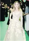  ?? SASHA ONYSCHENKO ?? GODDESS ON GREEN: Producer/ TV personalit­y Julie Snyder, caught on the glamcam in a princess dress at the Grands Ballets Canadiens de Montréal benefit gala.