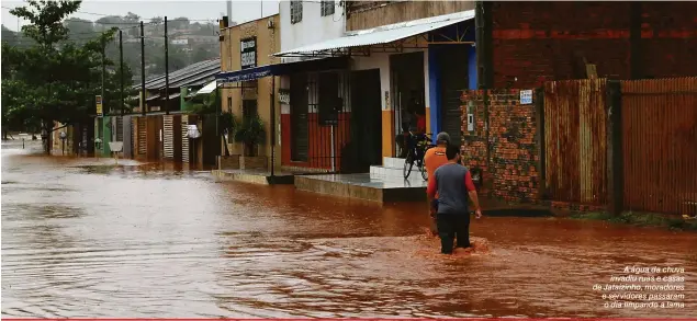  ?? Fotos: Gustavo Carneiro ?? A água da chuva invadiu ruas e casas de Jataizinho, moradores e servidores passaram o dia limpando a lama