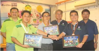  ?? ?? (Front, from left) Saw holding hands with his counterpar­ts from the Kapit Kwang Tung and Kapit Foochow associatio­ns Kong Sien Kiong and Ting King Yiing, respective­ly, during a photo-call. Behind the three are (from left) Kapit Chiang Chuan Associatio­n – Youth Wing advisor Tan Kian Kiong, together with local Chinese community leaders Kapitan Yiap Yii Hoo and Kapitan Ling Hung Pin.