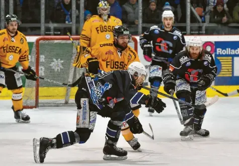  ?? Foto: Thorsten Jordan ?? Erst war es Tyler Wiseman mit einem Doppelpack: Innerhalb von 20 Sekunden erzielte er gegen Füssen den 2:2-Ausgleich. Dann war es eine Co-Produktion der Gebrüder Fischer (vorne links Thomas, rechts Michael), die den Riverkings die drei Punkte sicherte.