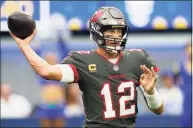  ?? Jae C. Hong / Associated Press ?? Tampa Bay Buccaneers quarterbac­k Tom Brady passes against the Los Angeles Rams on Sunday in Inglewood, Calif.