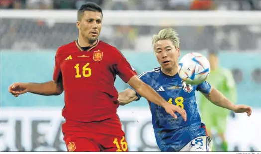  ?? JUANJO MARTÍN / EFE ?? Rodri Hernández, que juega como central en este Mundial, se anticipa al japonés Asano en el partido del pasado jueves.
