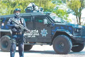  ??  ?? El vehículo blindado “Black Mamba Sandcat” 4x4 que entregaron ayer a la Policía municipal de Celaya.