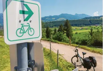  ?? Foto: Franz Neuhäuser ?? Zum Spaziereng­ehen und Sport treiben darf man noch an die frische Luft. Beim Radfahren kann man Training und Erholung verbinden. Das Radwegenet­z ist in weiten Teilen Bayerns gut ausgebaut – nicht nur in den Bergen.