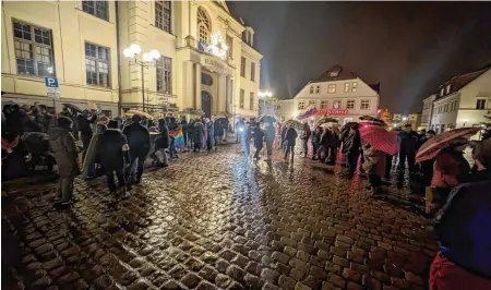  ?? FOTO: NADINE SCHULDT ?? Zu der Demo „Teterow ist bunt, nicht braun“kamen an die 100 Besucher.