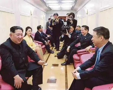  ??  ?? KIM Jong-un menerima kunjungan pegawai kanan China dalam kereta api. - Agensi