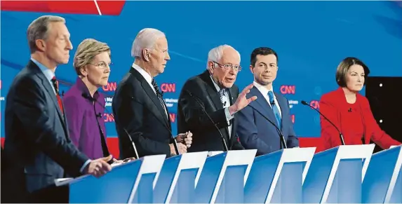  ?? FOTO ČTK/AP ?? Sestava kandidátů za Demokratic­kou stranu (zleva): Tom Steyer, Elizabeth Warrenová, Joe Biden, Bernie Sanders, Pete Buttigieg a Amy Klobucharo­vá