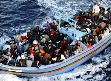  ?? DR ?? Barco com centenas de migrantes retido em águas da Sicília por indícios de ligações ao tráfico