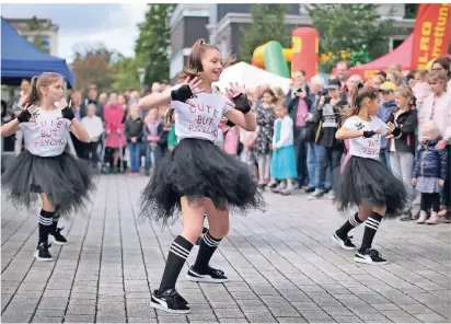  ?? RP-FOTO: ?? Kindertag vor der Königshof Galerie mit einem Auftritt der Tanzgruppe von Mettmann Sport, die unlängst Europameis­ter geworden ist.