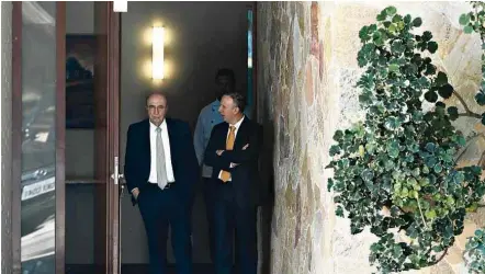  ?? Pedro Ladeira/Folhapress ?? O ministro Henrique Meirelles deixa a casa do presidente da Câmara, Rodrigo Maia, com o deputado Aguinaldo Ribeiro