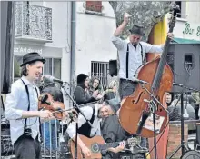  ??  ?? Et déjà l’ambiance et la musique est au rendez-vous !