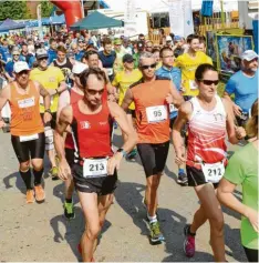  ?? Foto: Habermeier ?? Der letzte Stadtlauf: Heuer waren Start und Ziel erstmals auf dem gleichzeit­ig stattfinde­nden Volksfest. Die Hitze machte vielen Läufern zu schaffen.