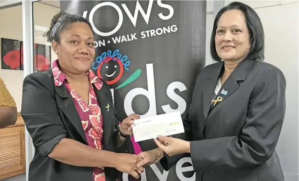  ?? Photo: Jessica Savike ?? From left: Walk On Walk Strong kids team leader Viola Lesi and Minister for Health and Medical Services Rosy Akbar on August 9, 2017.